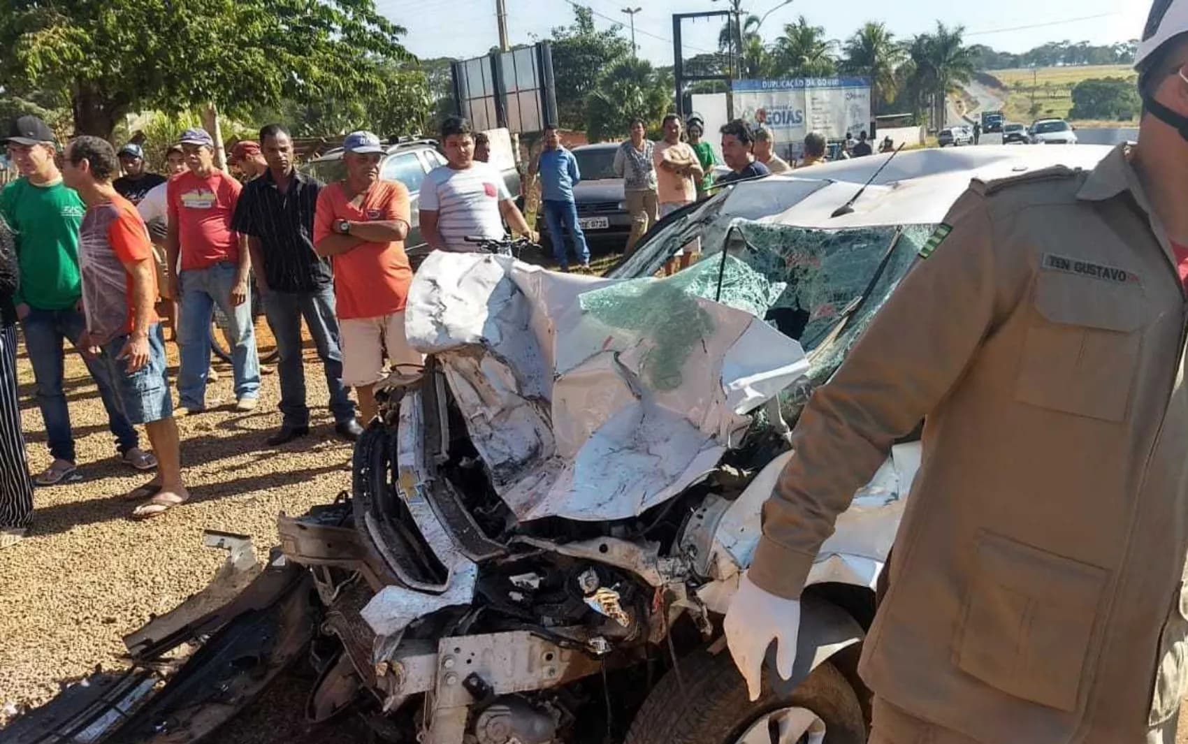 Entenda: Motorista de carro perde controle, bate em traseira de caminhão parado; acidente deixa uma pessoa morta na GO-080, em Nerópolis