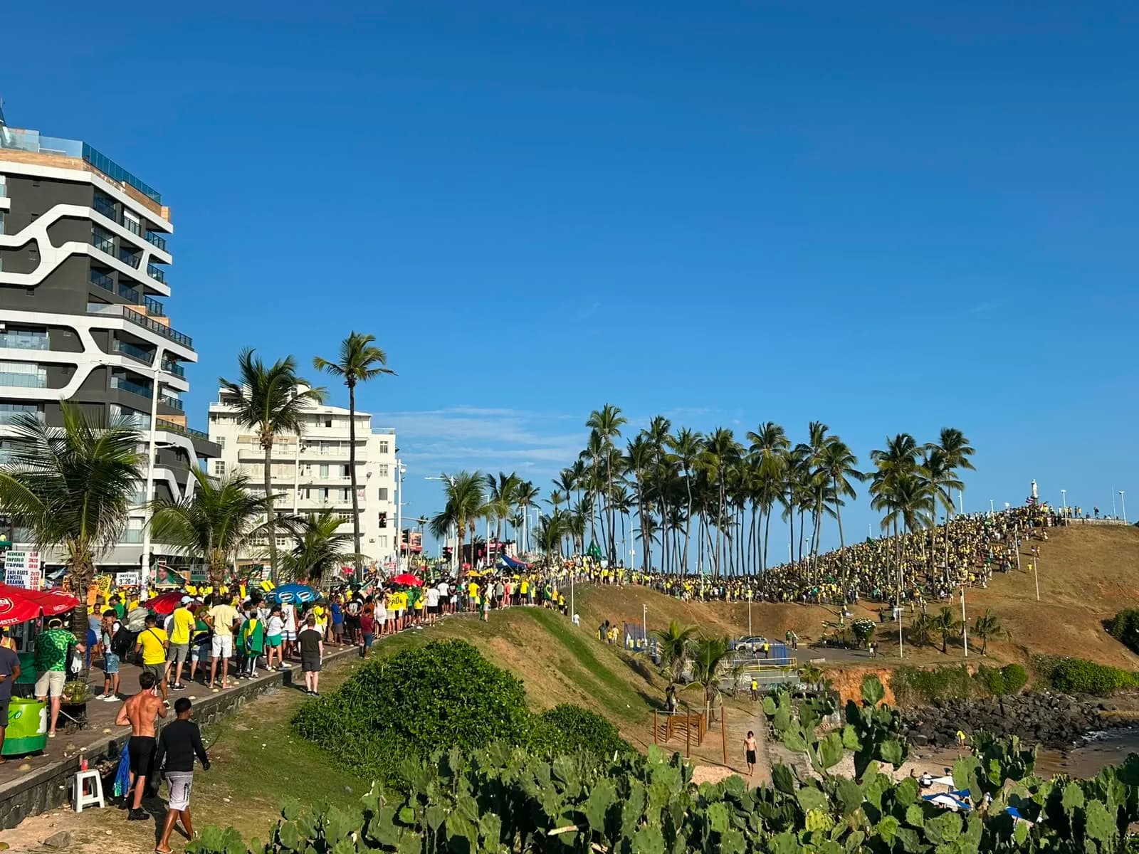 Atualização: Flávio Bolsonaro recebe título de cidadão soteropolitano após passeata em Salvador