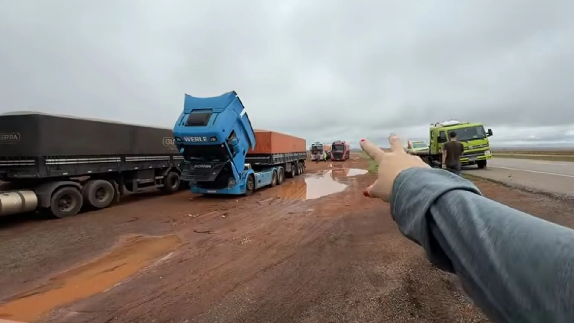 Atualização: Caminhoneira youtuber relata furto de três módulos de caminhões estacionados em armazém de MT