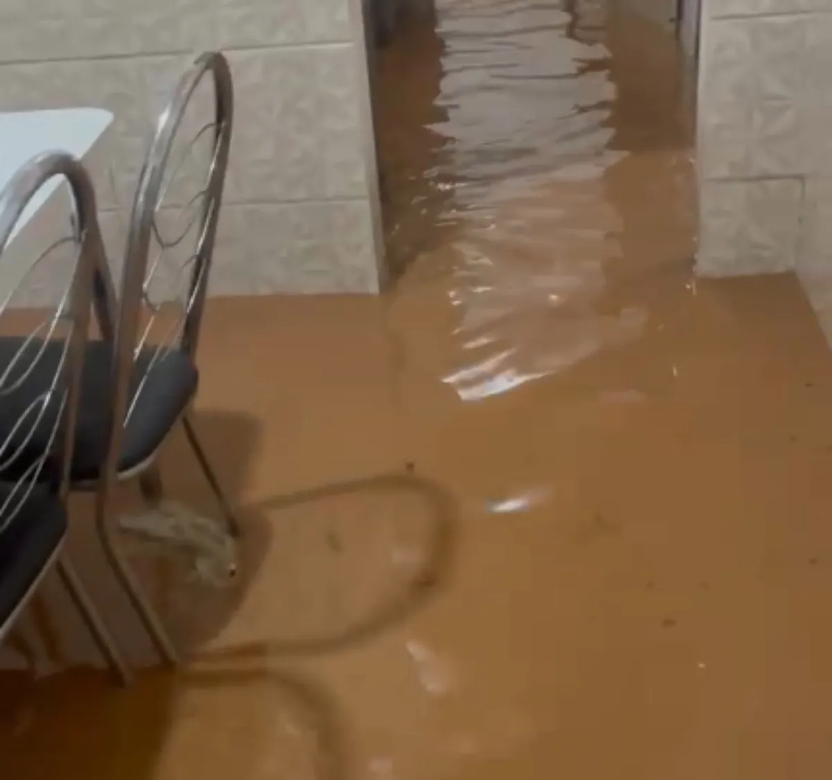 Panorama: Chuva alaga ruas, interdita imóveis e afeta famílias em Levy Gasparian