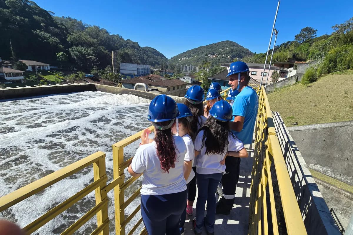 Atualização: Alunos do 5º aprendem na prática como funciona o tratamento de esgoto em Petrópolis