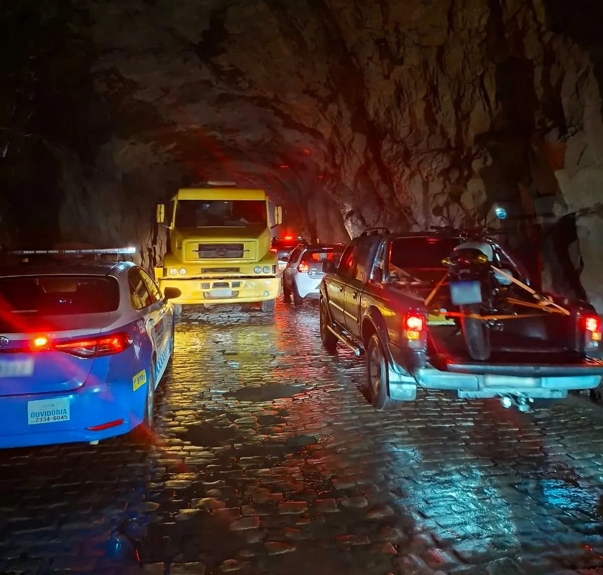 Atualização: Caminhão quebra dentro de túnel e interdita trecho da RJ-155, em Rio Claro