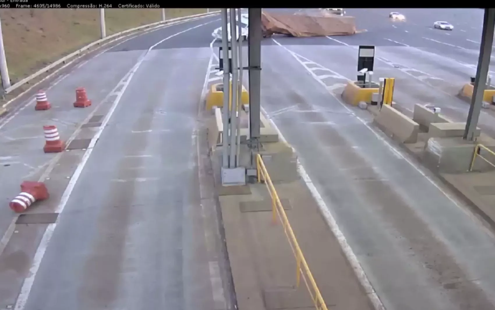 Atualização: Carreta carregada de milho tomba em pedágio e se arrasta pela pista na BR-060, em Goianápolis; veja vídeo