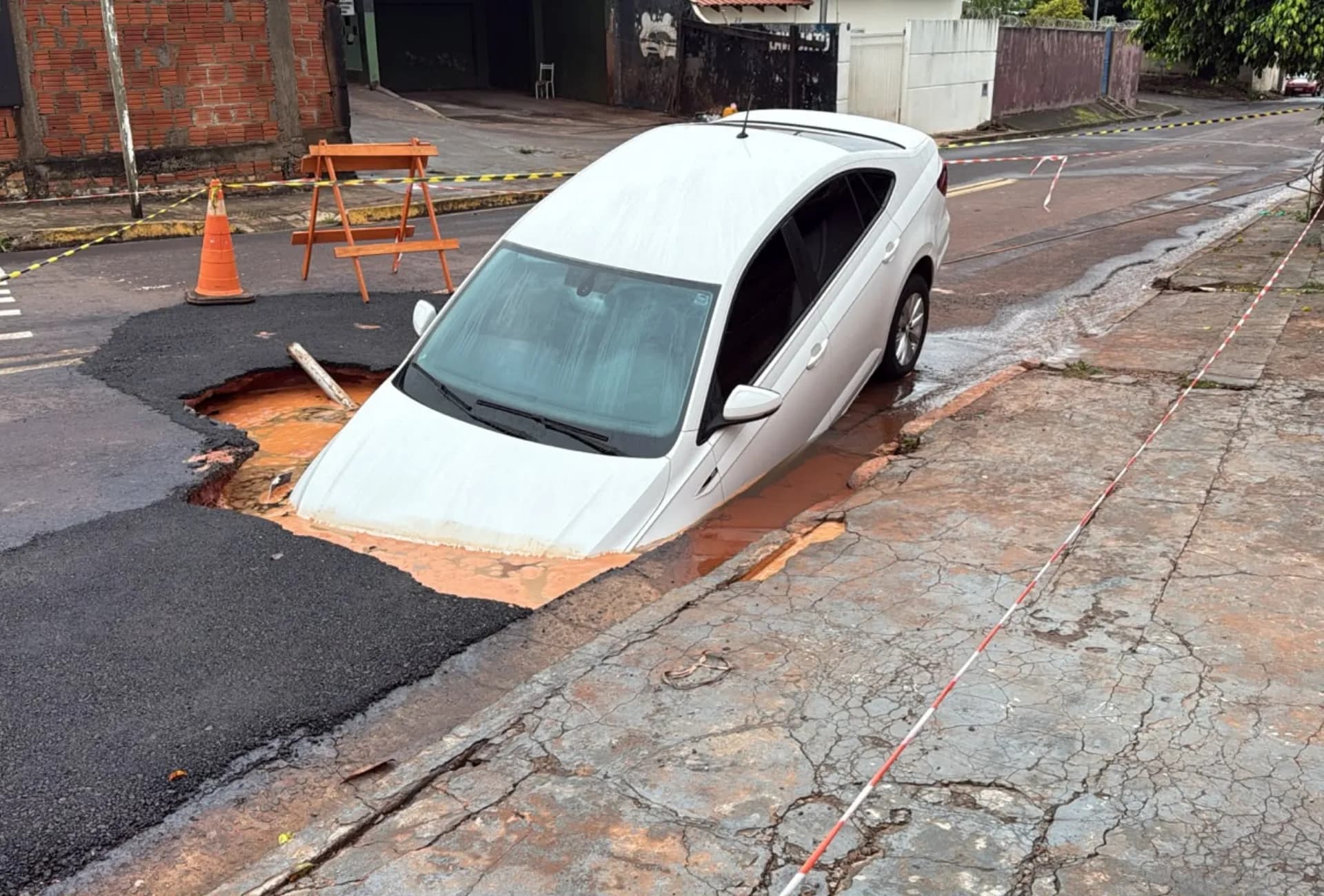 Região: Companhia inicia recuperação de rua e diz que presta apoio a motorista que teve carro ‘engolido’ por cratera