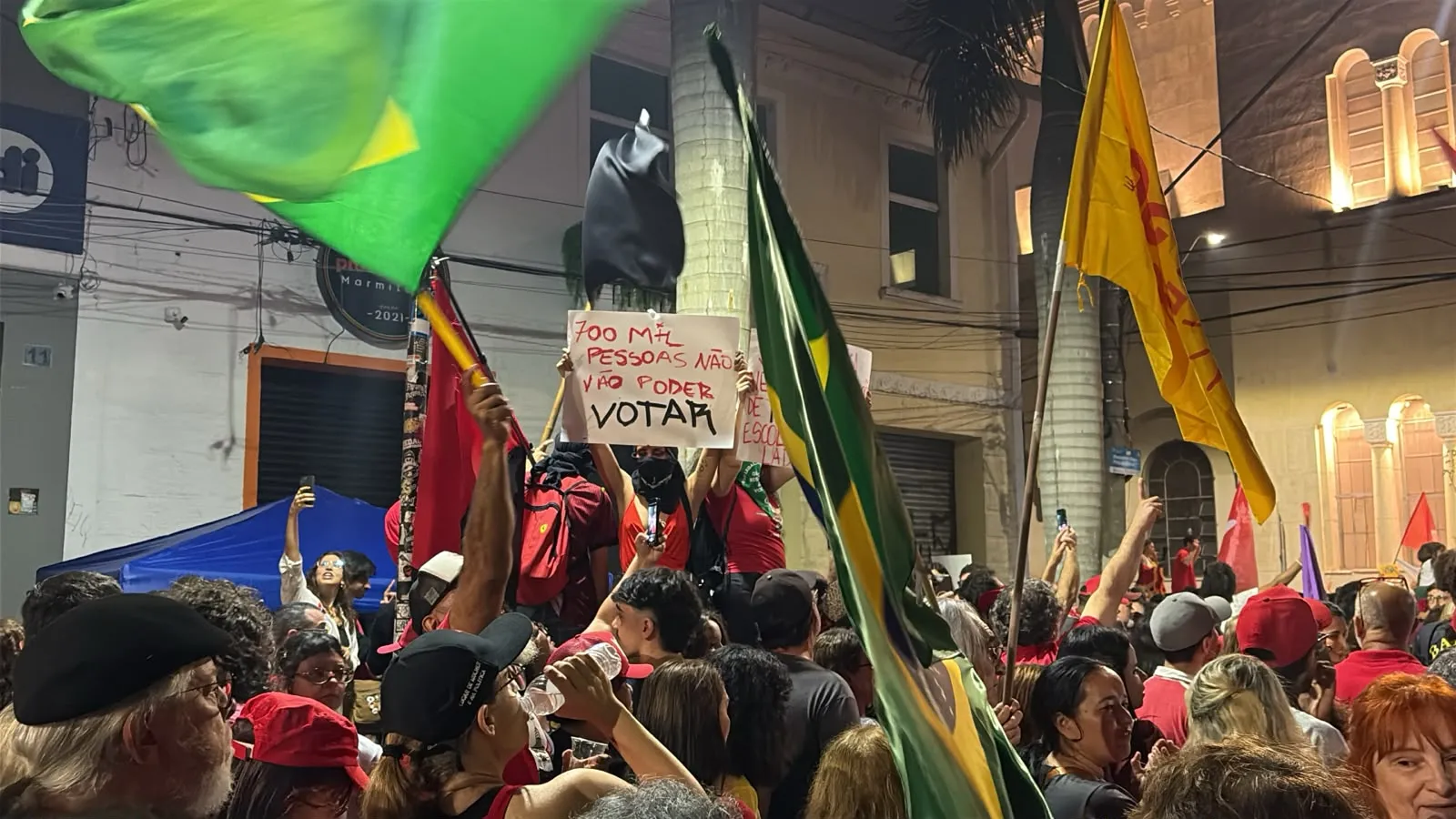 Panorama: Manifestantes fazem ato de apoio à reeleição de Lula em Mogi das Cruzes