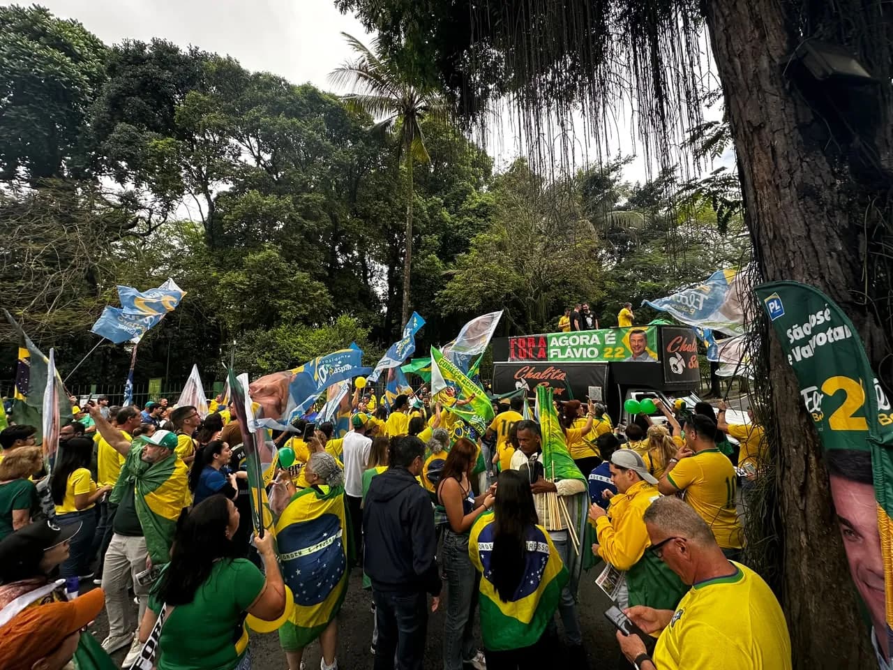 Fique por dentro: A uma semana das eleições, manifestantes fazem ato de apoio a Flávio Bolsonaro (PL) em São José dos Campos, SP