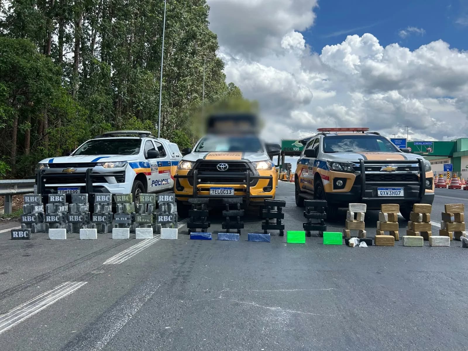forças de segurança apreende mais de 100 kg de drogas em ônibus na BR-135; veículo seguia de SP para a Bahia