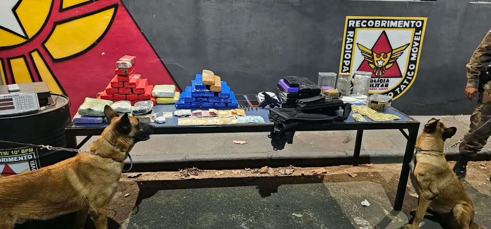 Em destaque: Abordagem a carro em Montes Claros revela arsenal e dezenas de barras de drogas em três imóveis