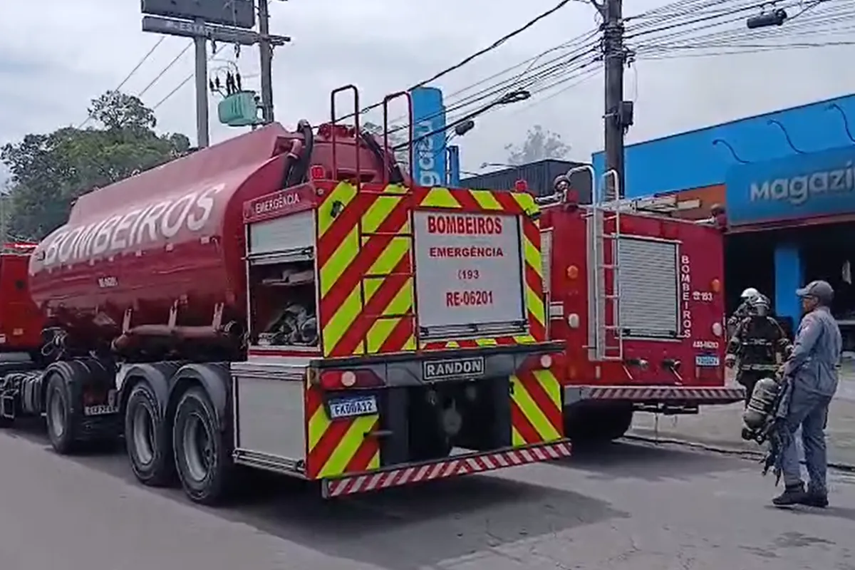 Em destaque: Incêndio atinge loja do Magazine Luiza no litoral de SP; VÍDEO