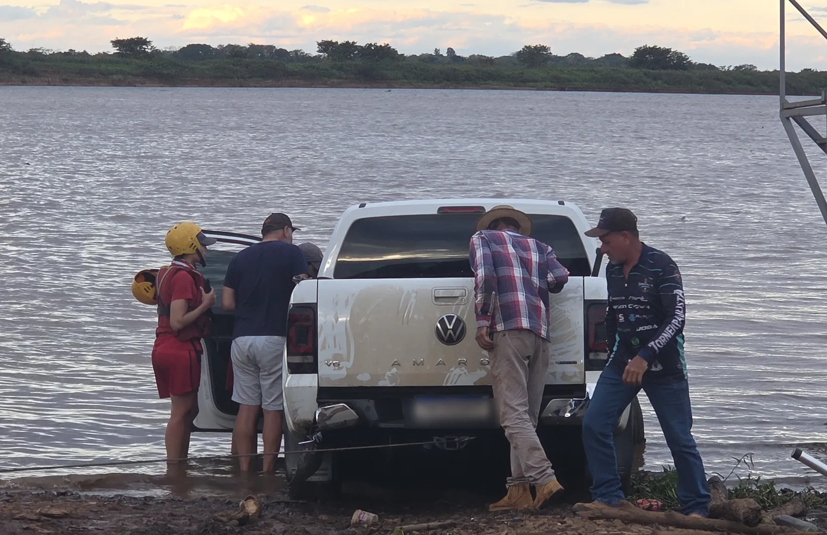 Panorama: Bombeiros encontram corpo de segundo jovem que desapareceu no Rio Grande, em Colômbia, SP