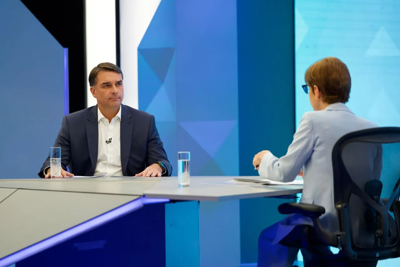 Atualização: Flávio Bolsonaro diz que 'não está no radar' nomear o pai e que Eduardo não será chanceler em eventual governo
