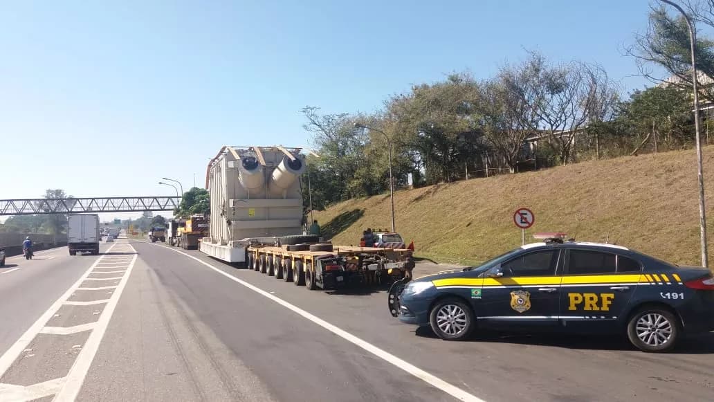 Atualização: Caminhão com transformador de 480 t volta a circular pela Via Dutra, no Sul do RJ
