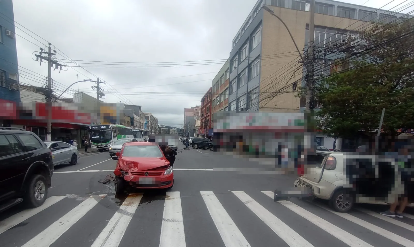Região: Acidente entre dois carros deixa feridos na Avenida Paulo de Frontin em Volta Redonda