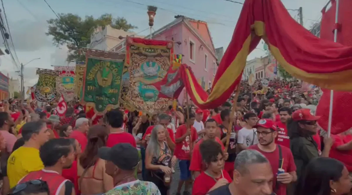 Em destaque: Três cidades do Grande Recife têm atos em apoio a Lula; vídeo mostra desfile de agremiações em Olinda