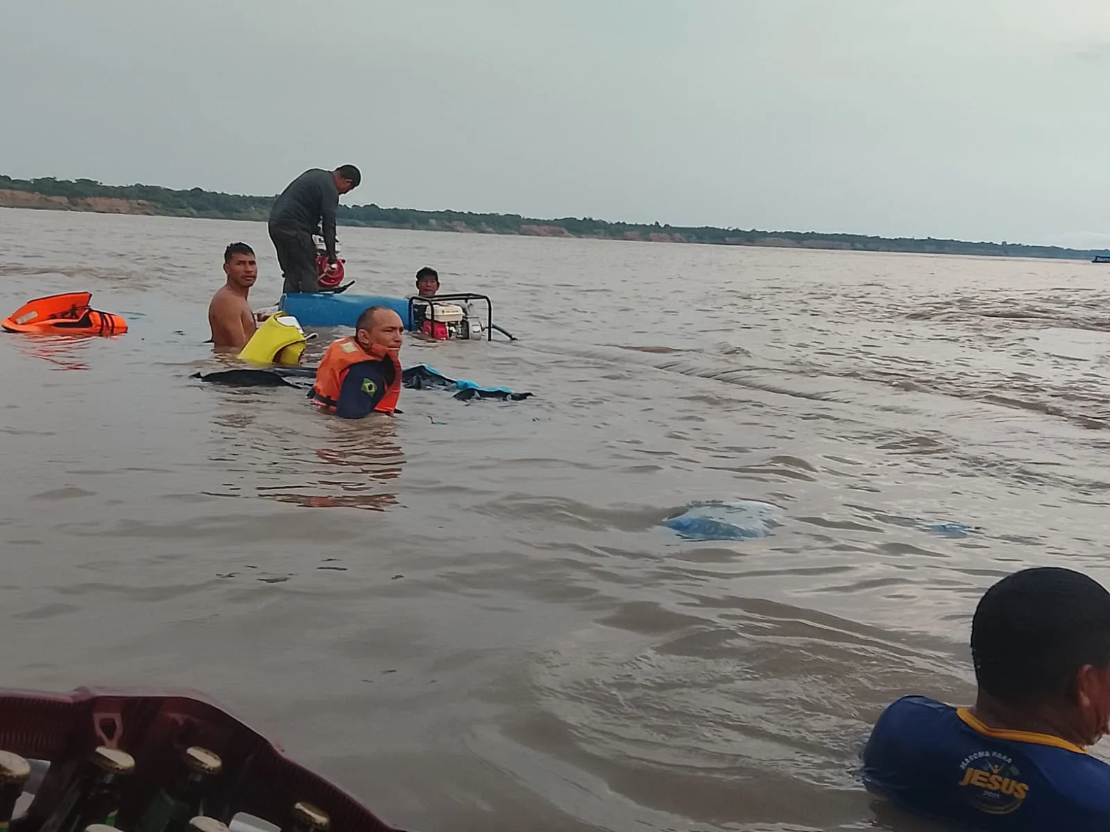 Entenda: Canoa naufraga no Rio Solimões, em Tabatinga; nove pessoas são resgatadas sem ferimentos
