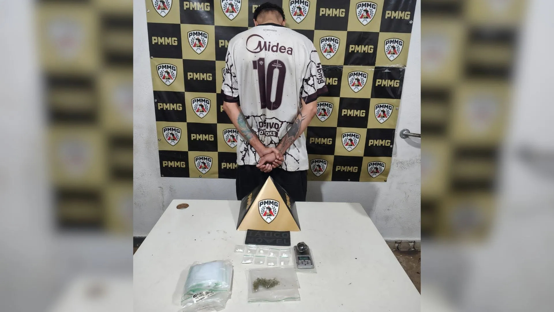 Panorama: Homem é preso ao assumir que faz 'delivery' de drogas como complemento de renda em Uberaba