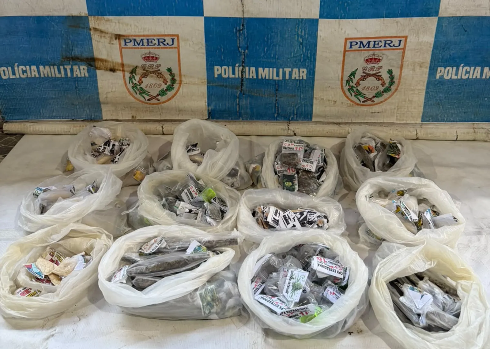 autoridades policiais apreende mais de 4,7 kg de drogas no Jardim Esperança, em Cabo Frio; dois fogem ao ver viatura