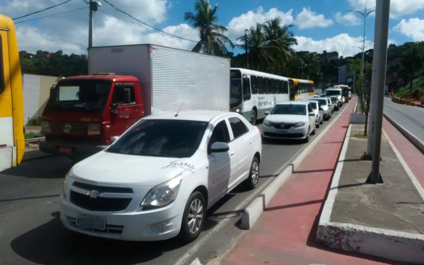 Região: Av. Suburbana é interditada para retirada de caçamba após veículo parar em cima de laje