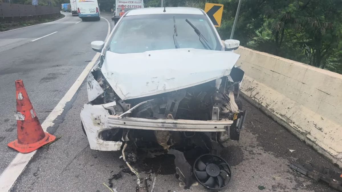 Em destaque: Duas pessoas ficam feridas após carro bater em mureta na Via Dutra, em Barra Mansa