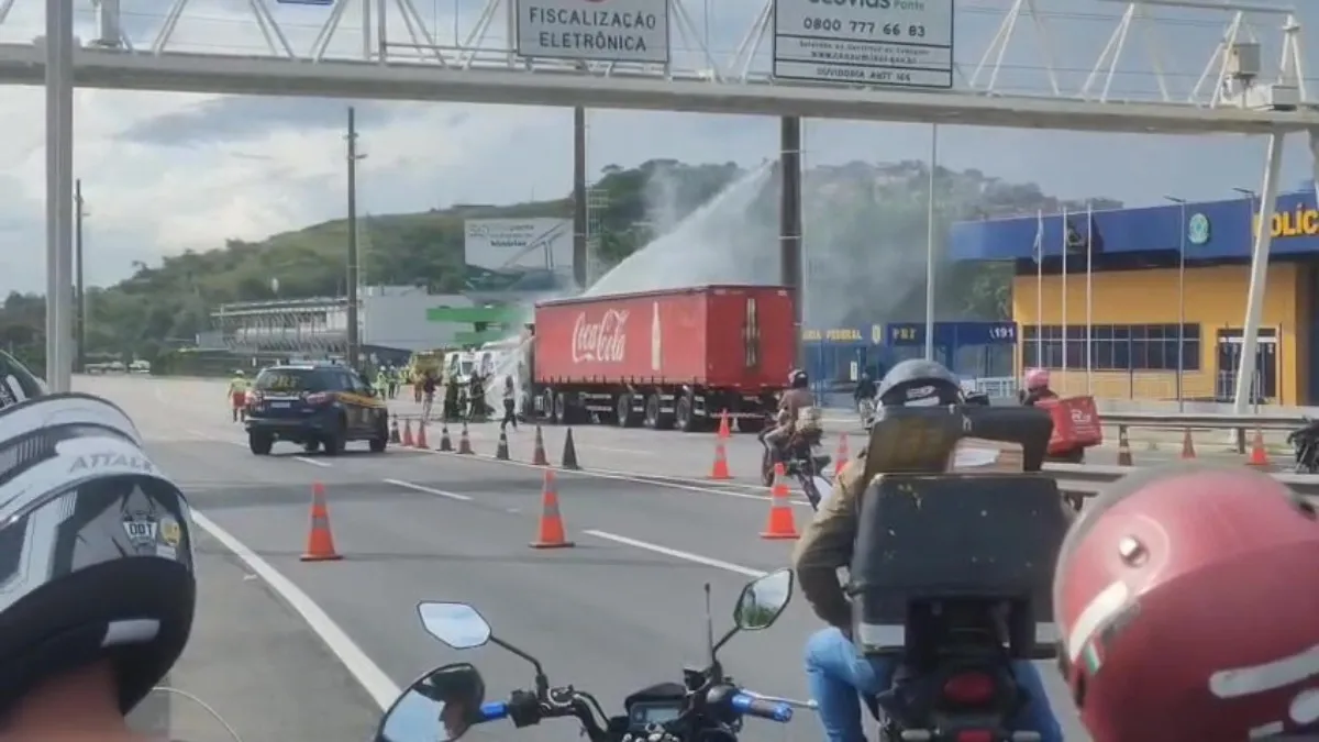 Em destaque: Caminhão pega fogo e interdita faixa da Ponte Rio-Niterói
