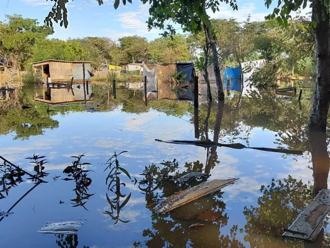 Atualização: Água invade moradias, destrói móveis e deixa moradores 'ilhados' em comunidade de Campo Grande