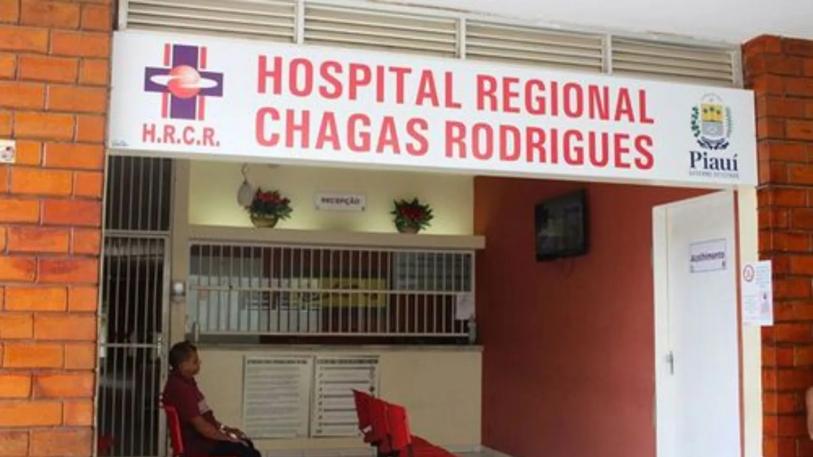 Em destaque: Motociclista embriagado invade pronto-socorro de hospital e derruba porta no PI