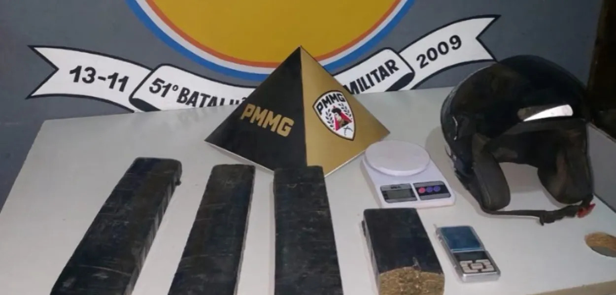 Em destaque: Durante buscas por assaltantes, PM recupera moto roubada e apreende barras de maconha em Janaúba