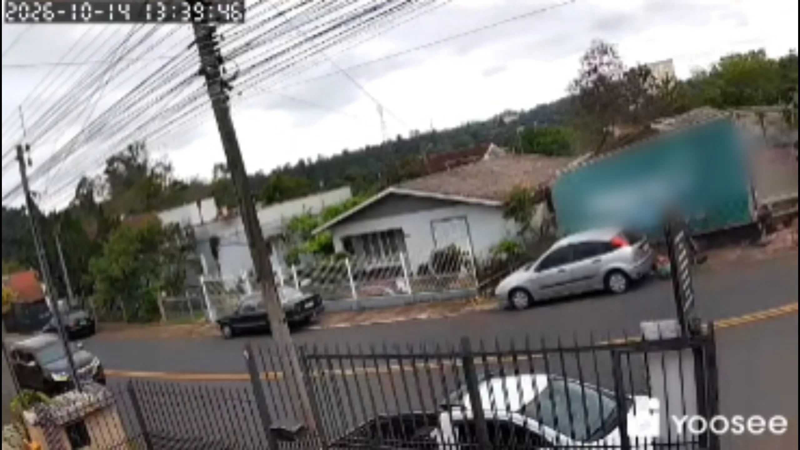 Caminhão desgovernado invade casa e deixa dois feridos no RS — VÍDEO