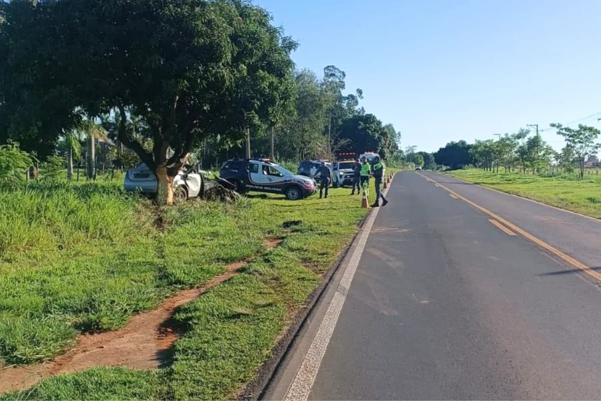 Mulher perde a vida após carro bater contra árvore em rodovia em Santo Expedito