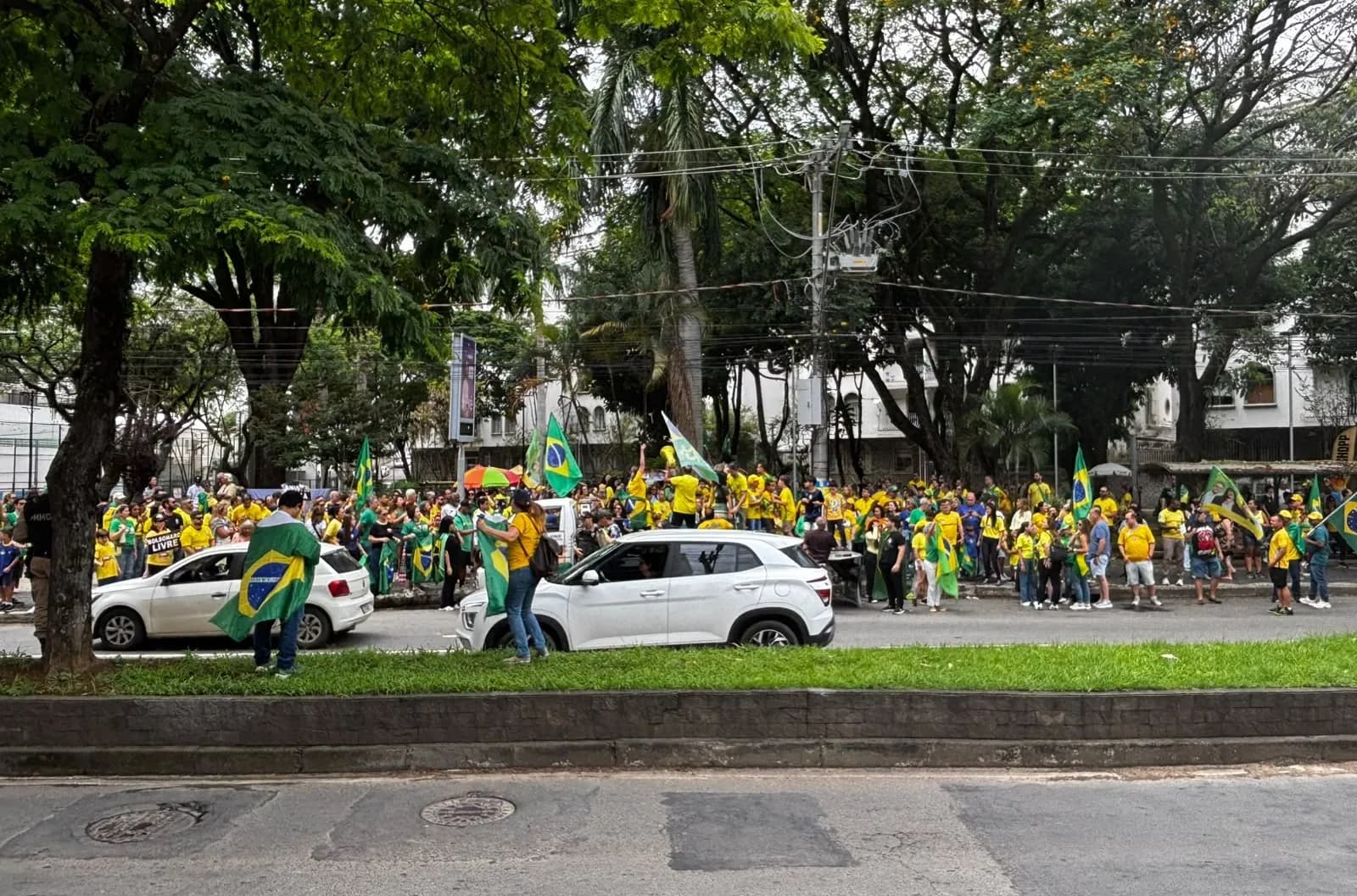Panorama: Apoiadores de Flávio Bolsonaro participam de ato em Juiz de Fora