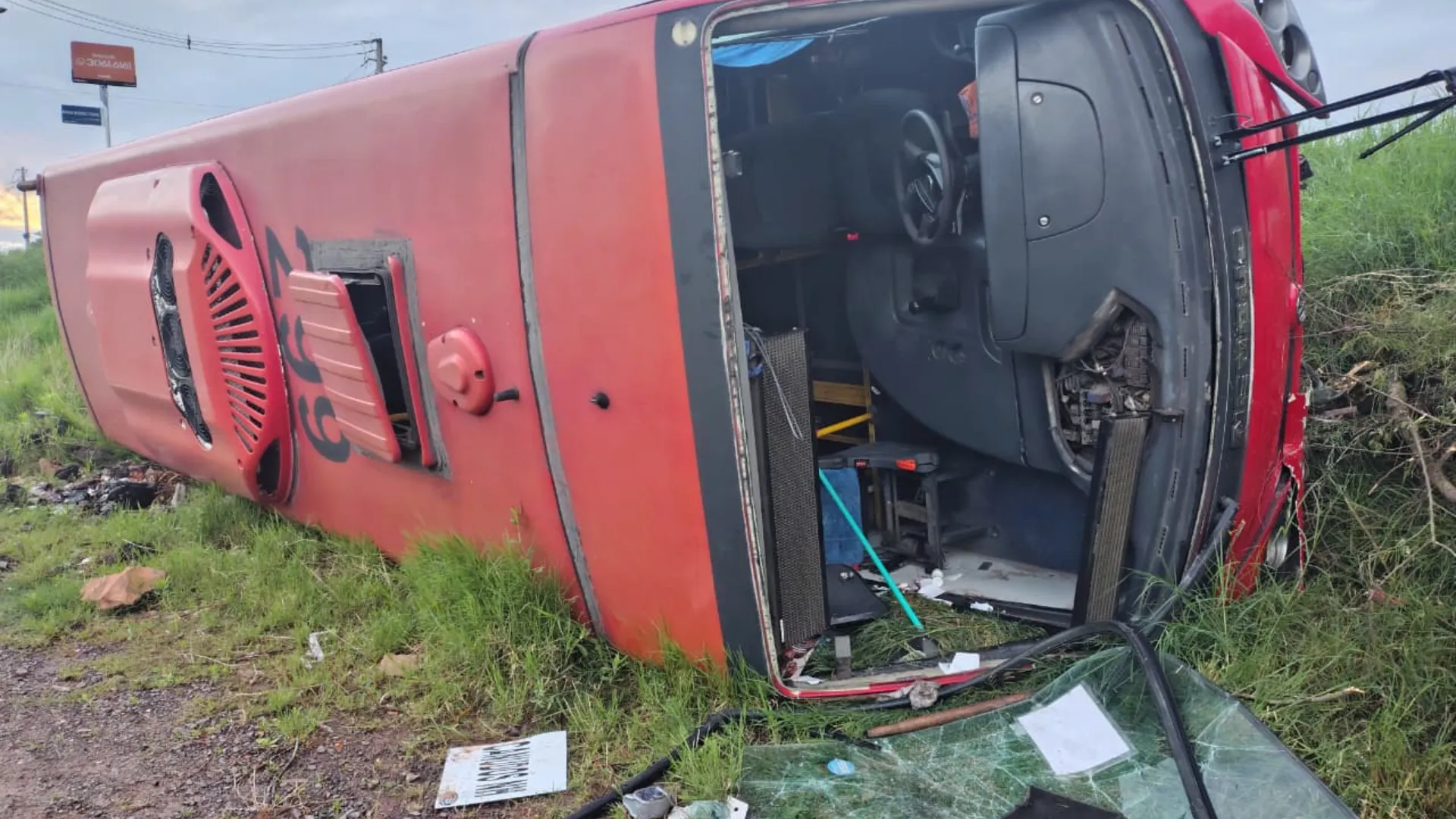 Panorama: Acidente entre carro e ônibus com 20 passageiros deixa feridos em Novo Hamburgo