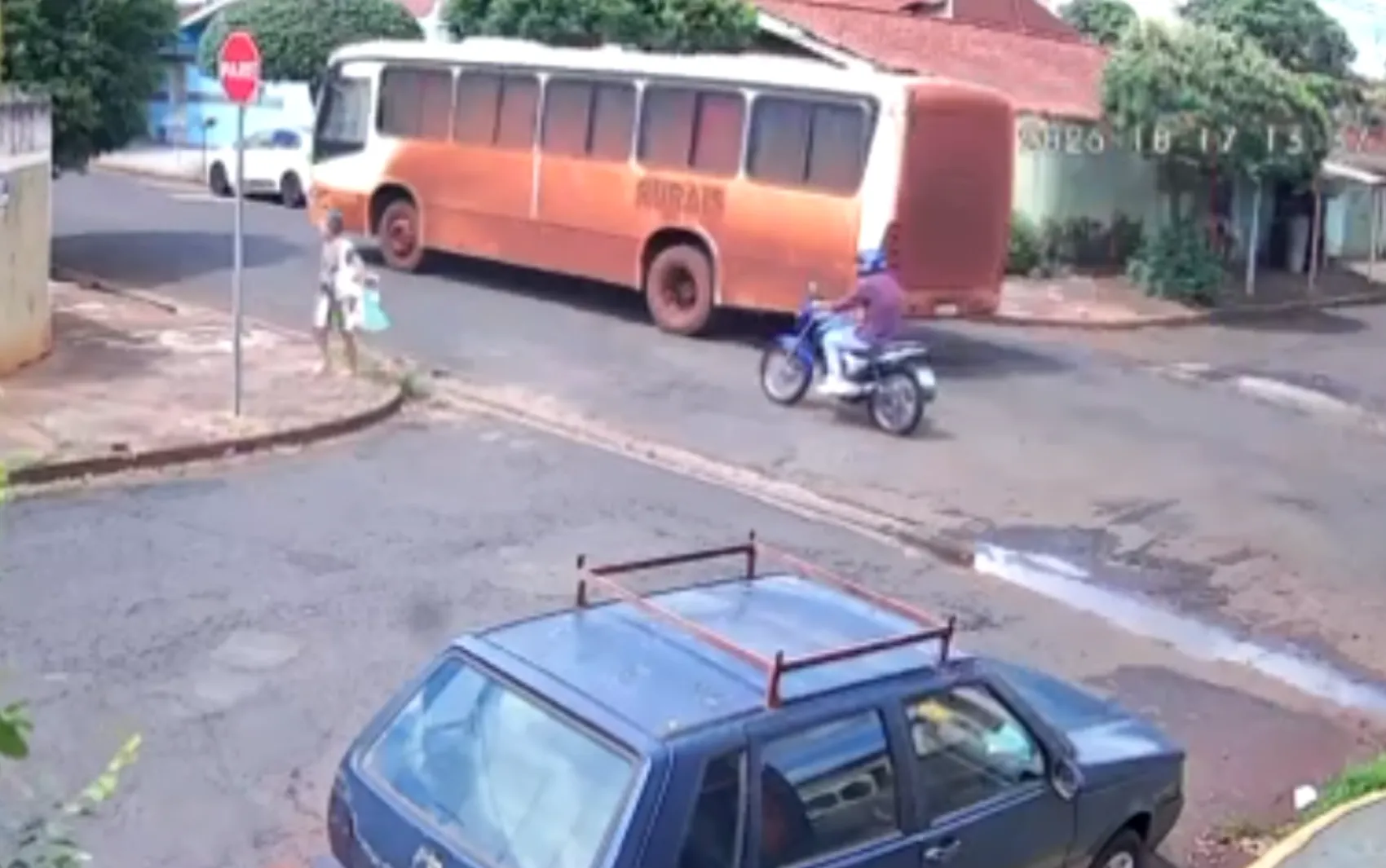 Motociclista falece após bater em moto estacionada e ser atropelado por ônibus em Guaíra, SP