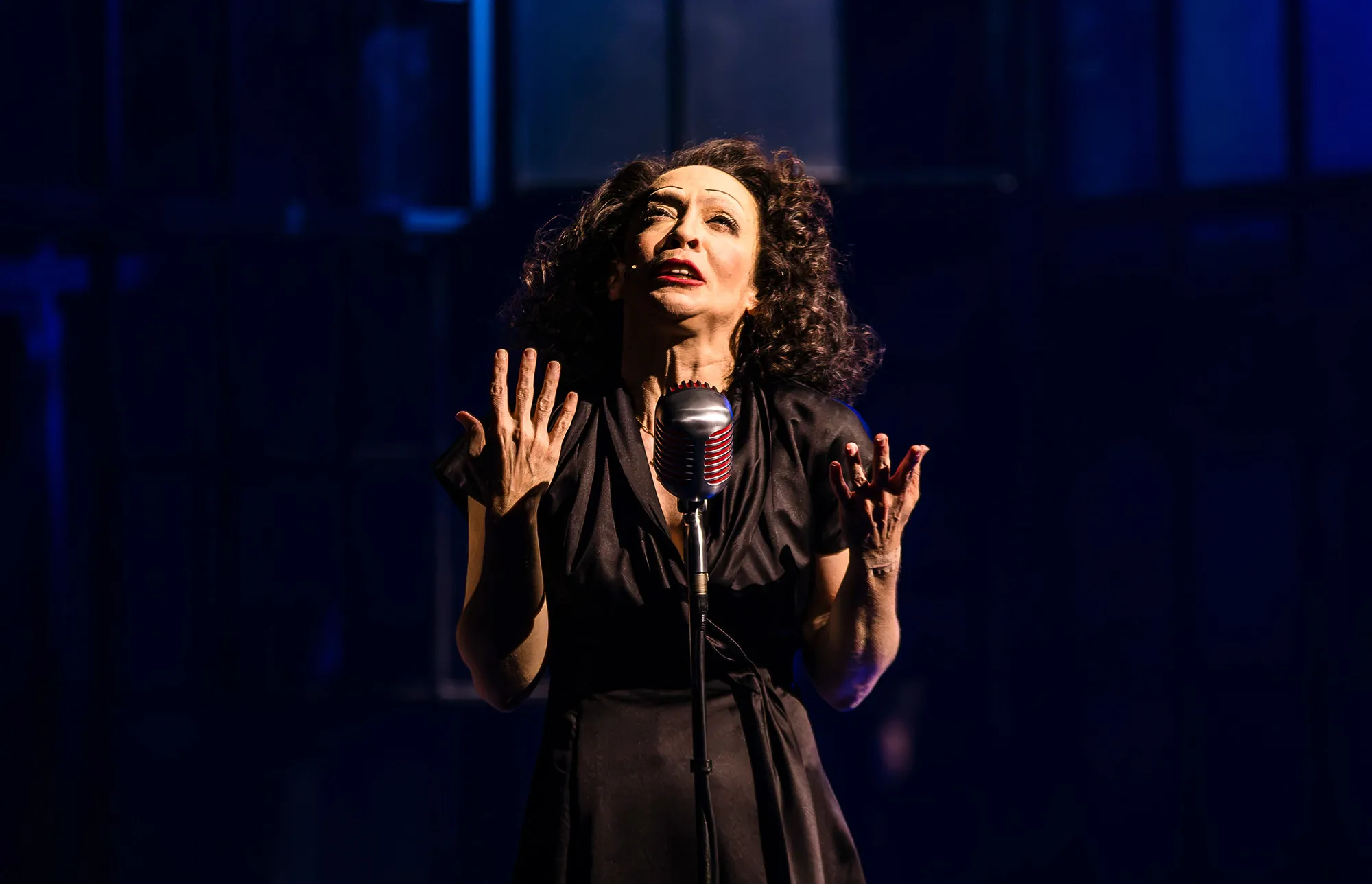 Panorama: Laila Garin é fenômeno em cena como Edith Piaf com atuação sobrenatural que equilibra drama e música na corda bamba da vida da cantora francesa