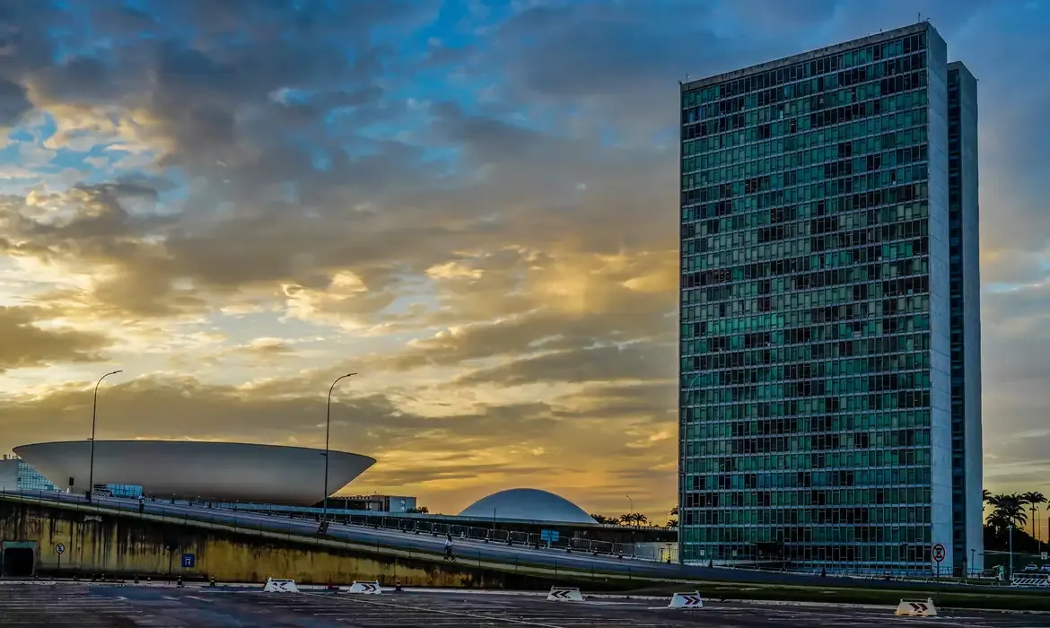 Panorama: Centrão tenta chegar a acordo para votar novo sistema eleitoral e conter avanço da direita