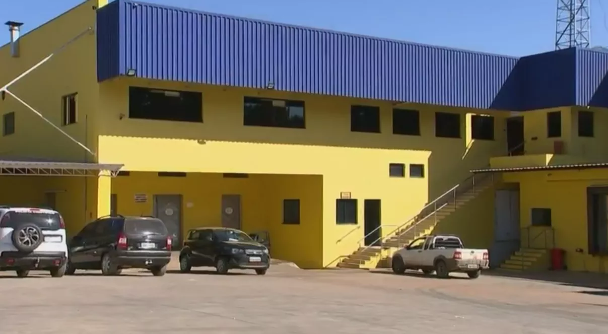 Panorama: Quadrilha armada rouba toneladas de carne em frigorífico e ateia fogo no sistema de segurança