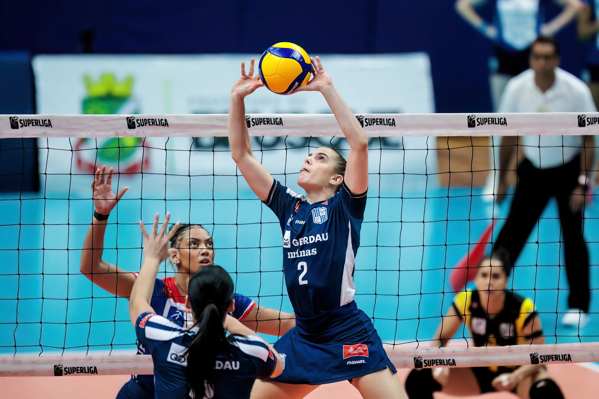 Minas passa sufoco, mas supera Brusque no tie-break pela estreia da Superliga feminina de vôlei