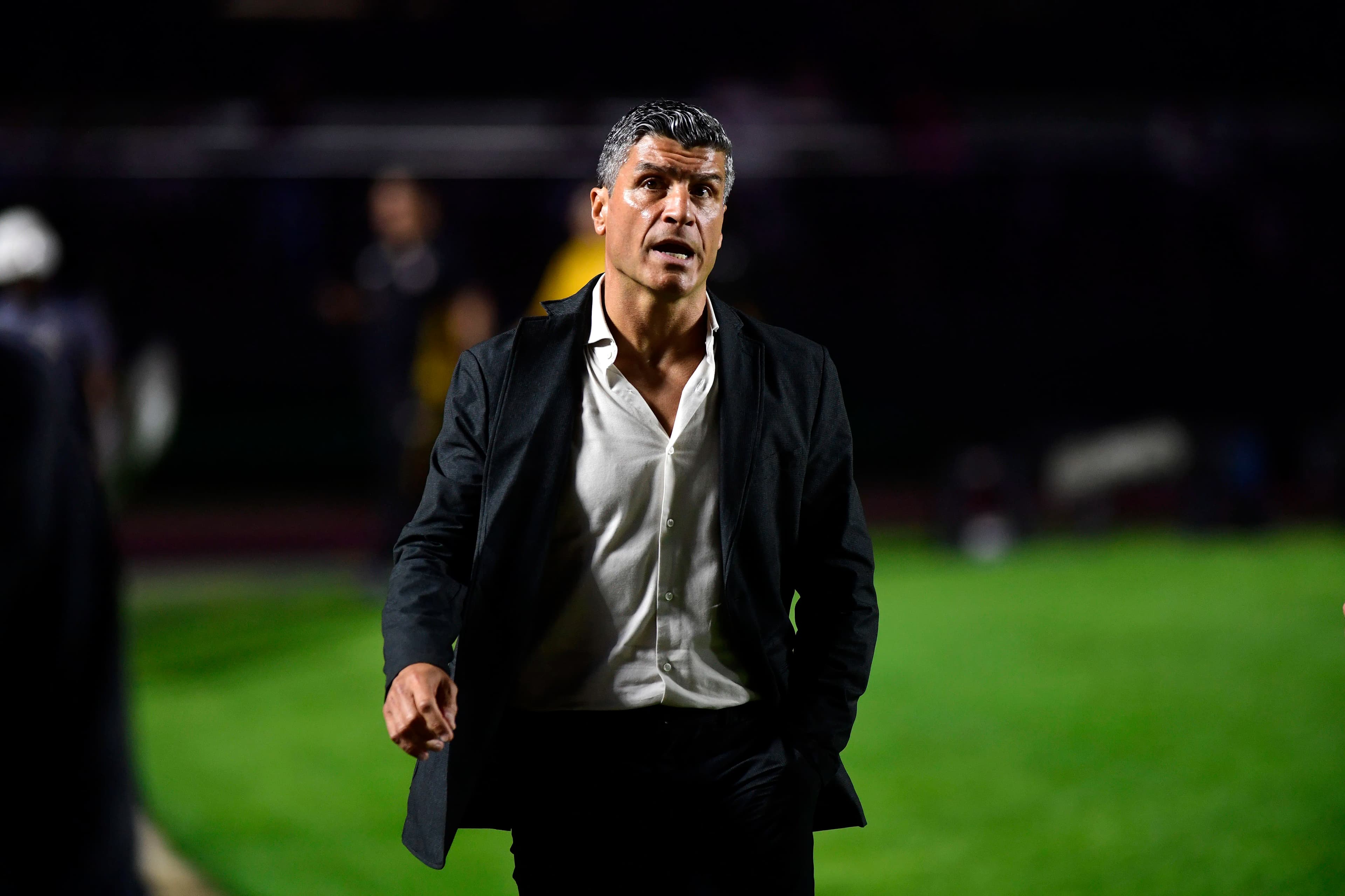 "Não estamos salvos de nada" — Pedro Emanuel destaca falta de eficiência do Vasco e liga alerta no Brasileirão