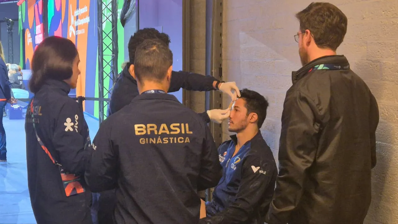 Panorama: Arthur Nory sofre acidente na barra fixa e sai sangrando em classificatória do Mundial