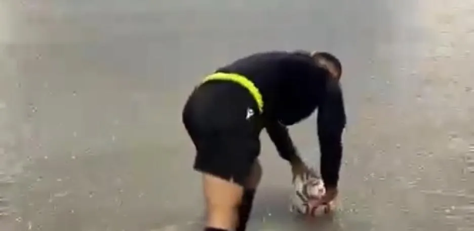 Fique por dentro: Árbitro viraliza ao fazer teste com a bola em campo alagado; veja o vídeo