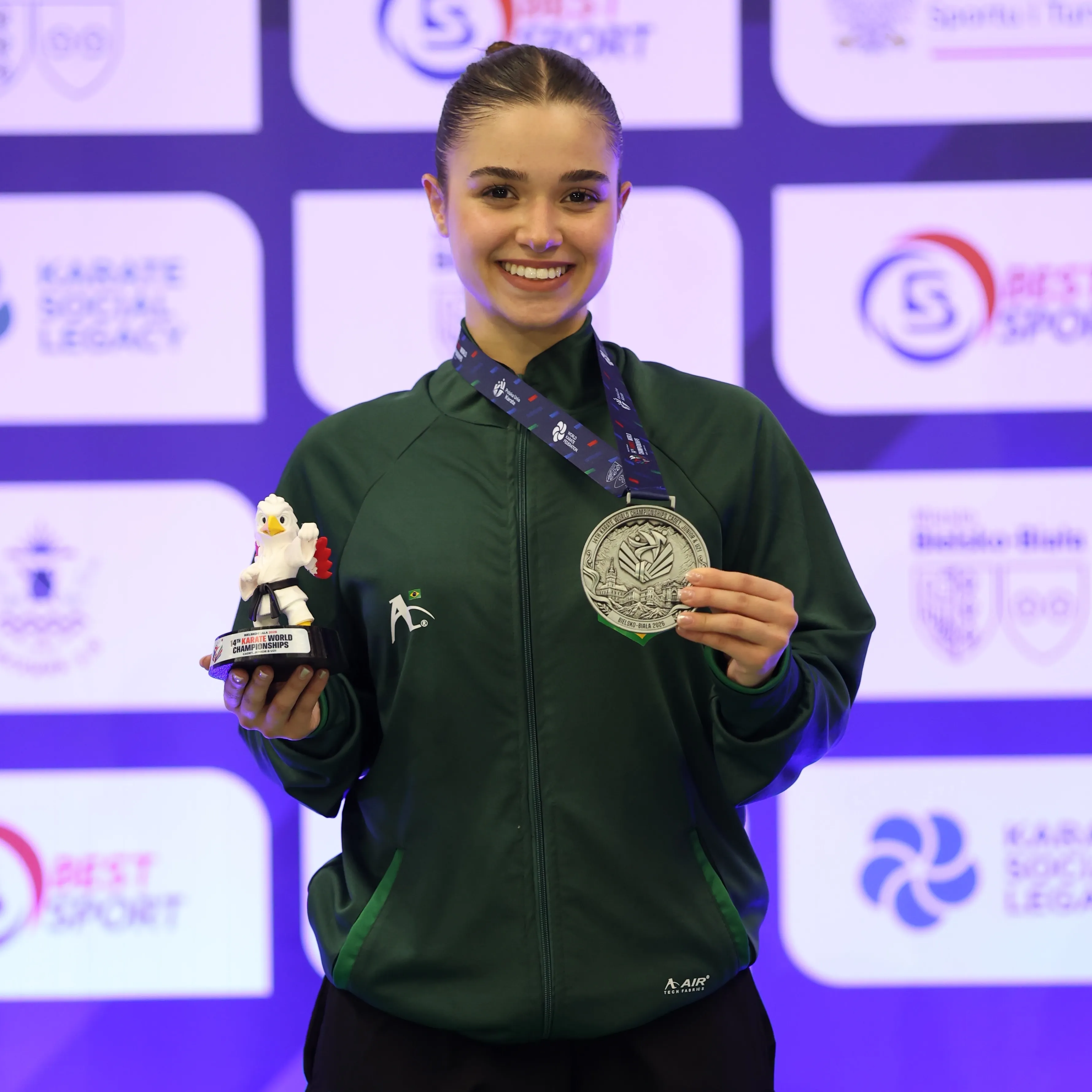 Em destaque: Gabrielle Henrique conquista prata no Mundial de Karatê e sobe ao top 5 do ranking sub-21