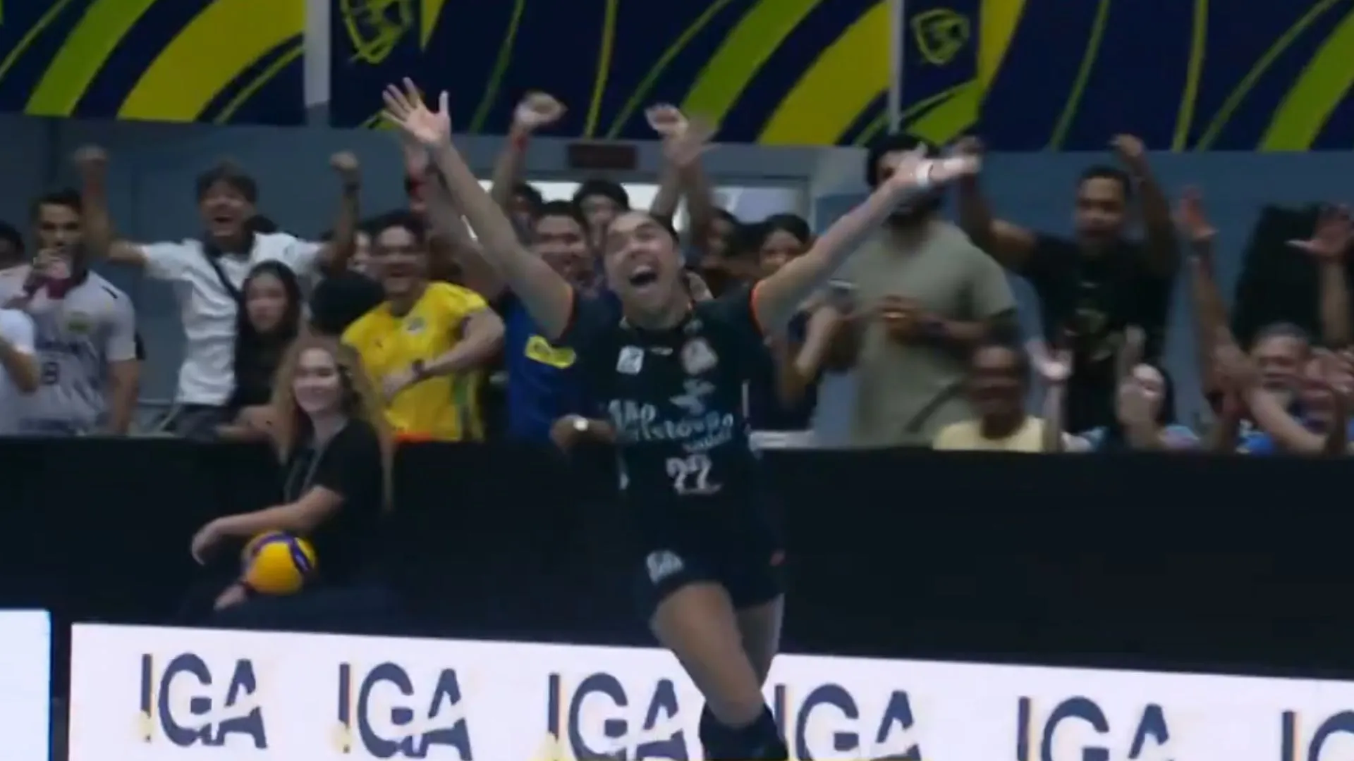 Panorama: Ponto de líbero vale? Marcelle salva lance incrível e derruba bola para Osasco na Supercopa; VÍDEO
