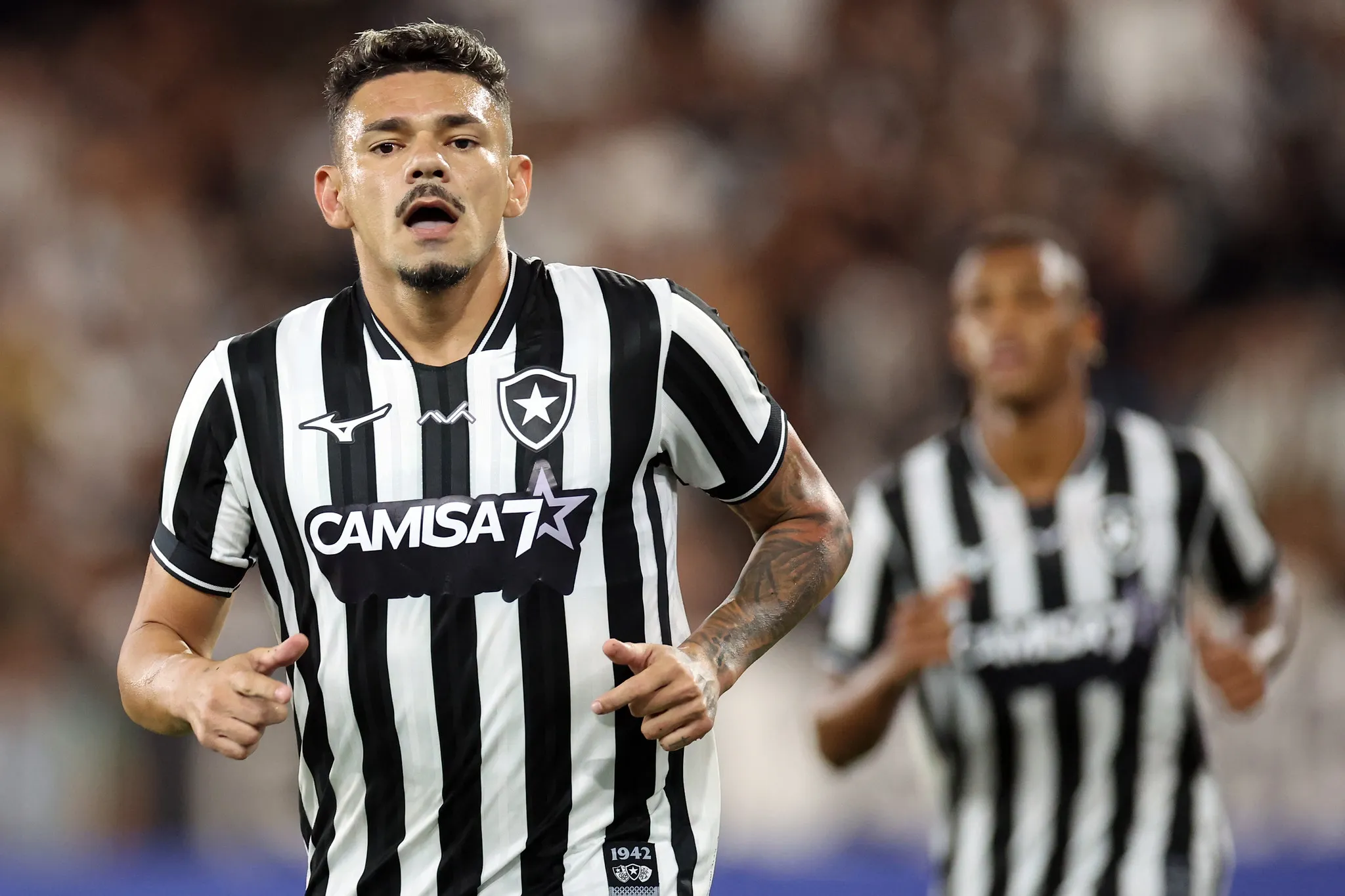 Tiquinho Soares treina como titular e deve assumir vaga no ataque — Escalação do Botafogo