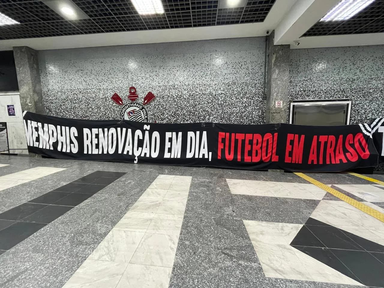 "Memphis, futebol em atraso" — Organizadas do Corinthians protestam no Parque São Jorge