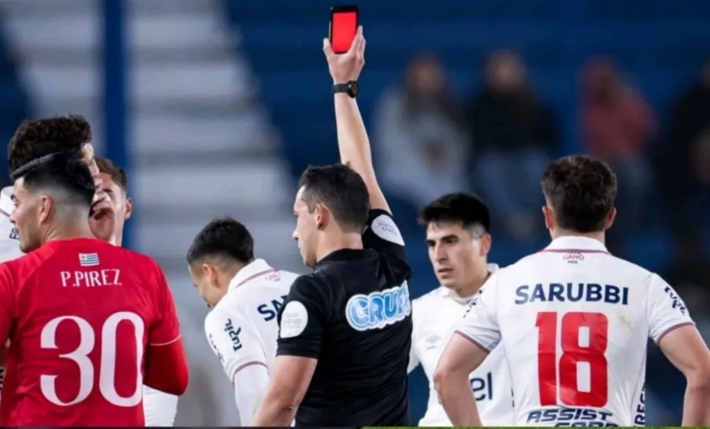 Atualização: Futebol uruguaio estreia "cartão virtual" em jogo do Nacional; entenda a novidade