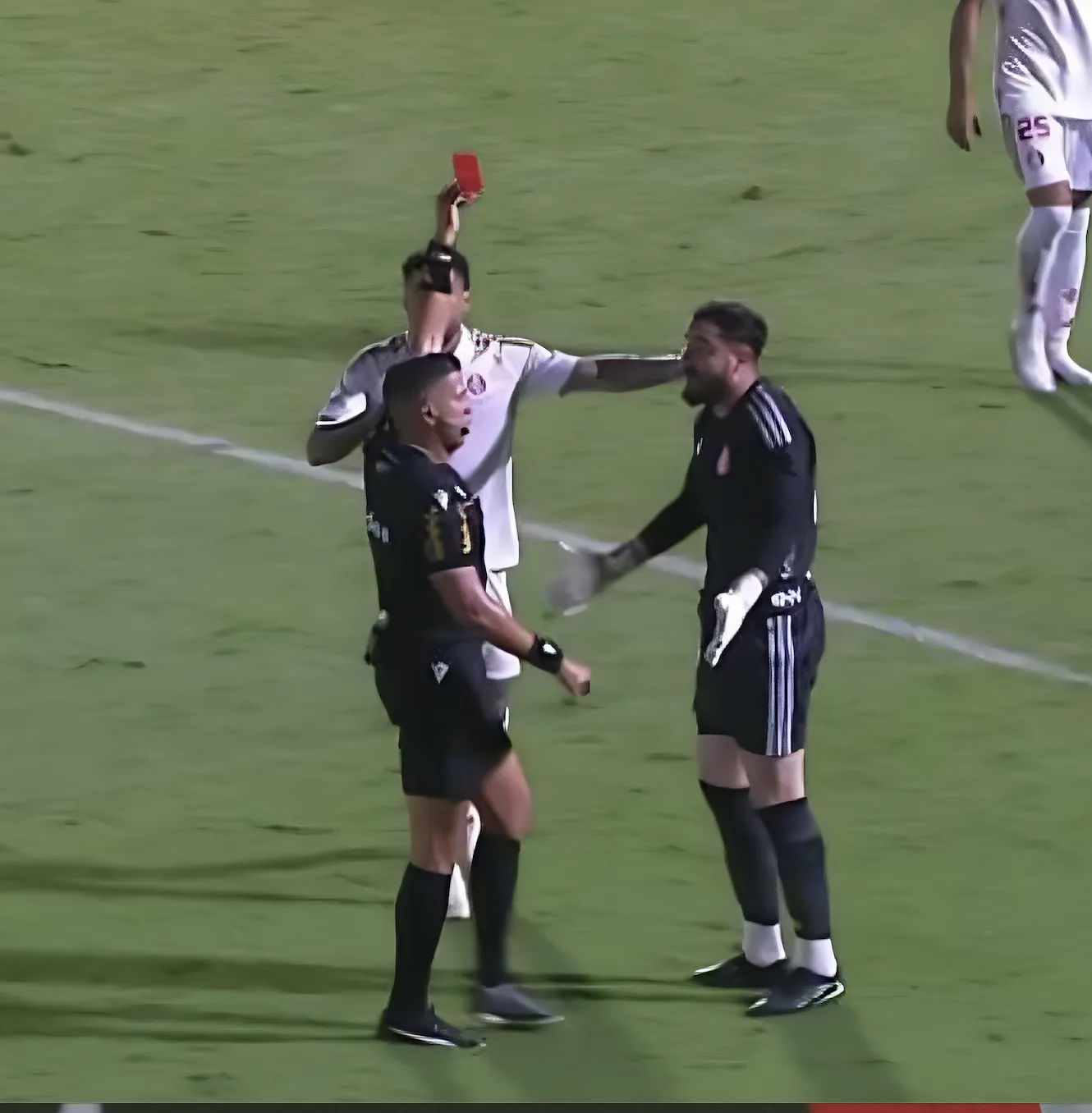 goleiro Matheus Cunha é expulso aos 14 minutos; veja o lance — Mirassol x Inter