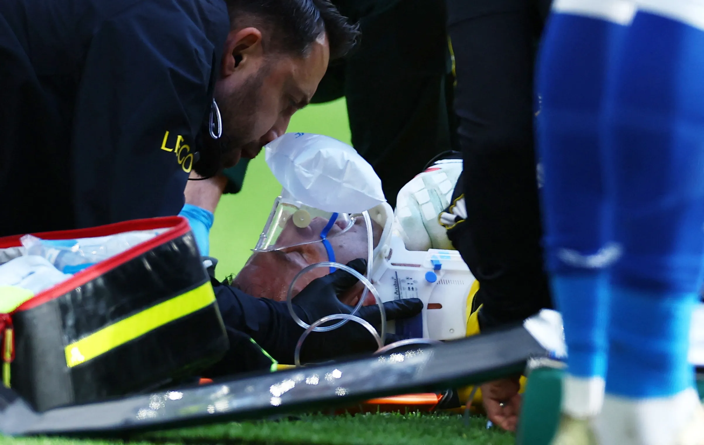 Entenda: Dibu Martínez passa por cirurgia e vira desfalque no Chelsea após choque de cabeça contra o Everton