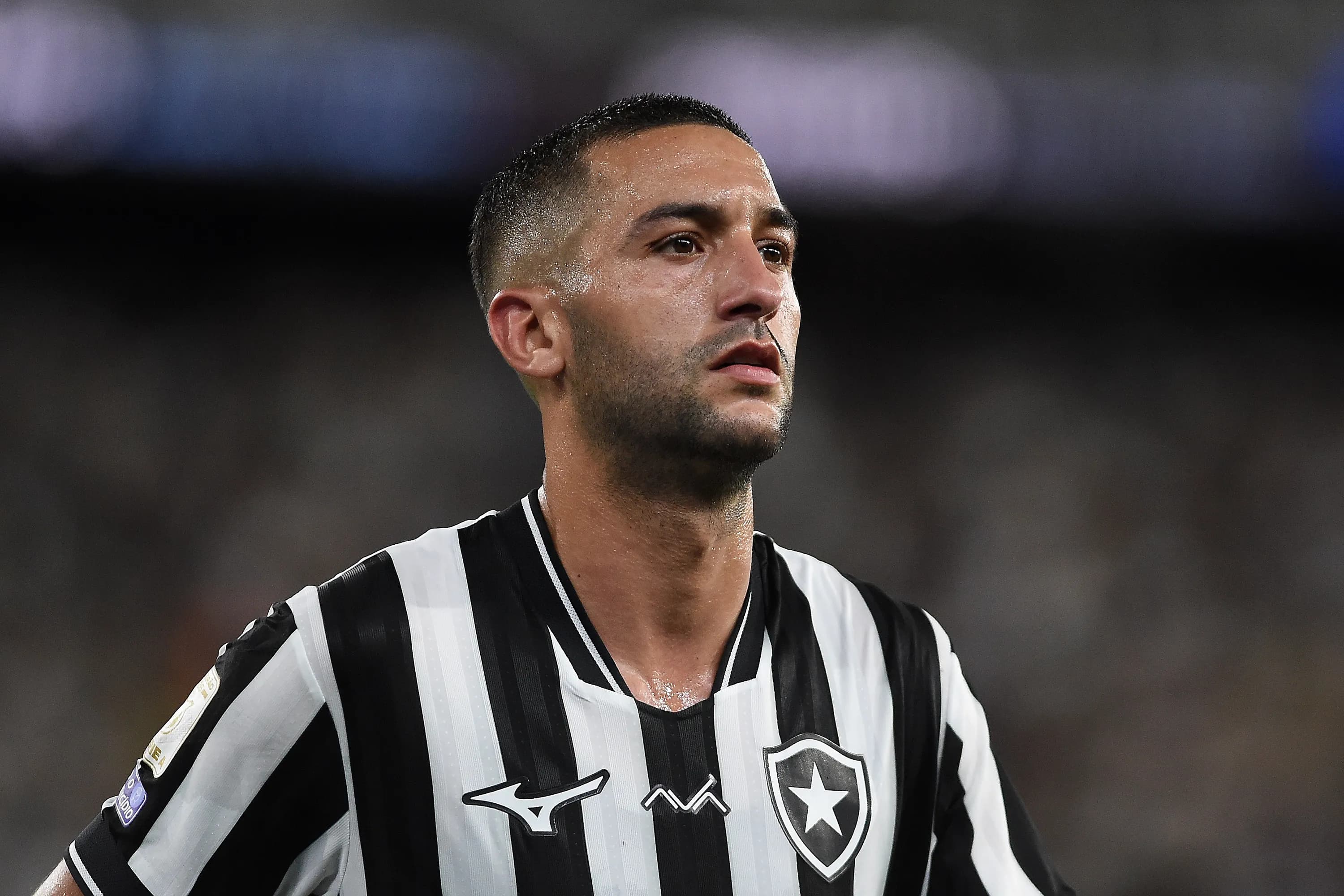 Entenda: Elogiado por Tite, Ziyech recebe sequência como titular do Botafogo enquanto aprimora parte física