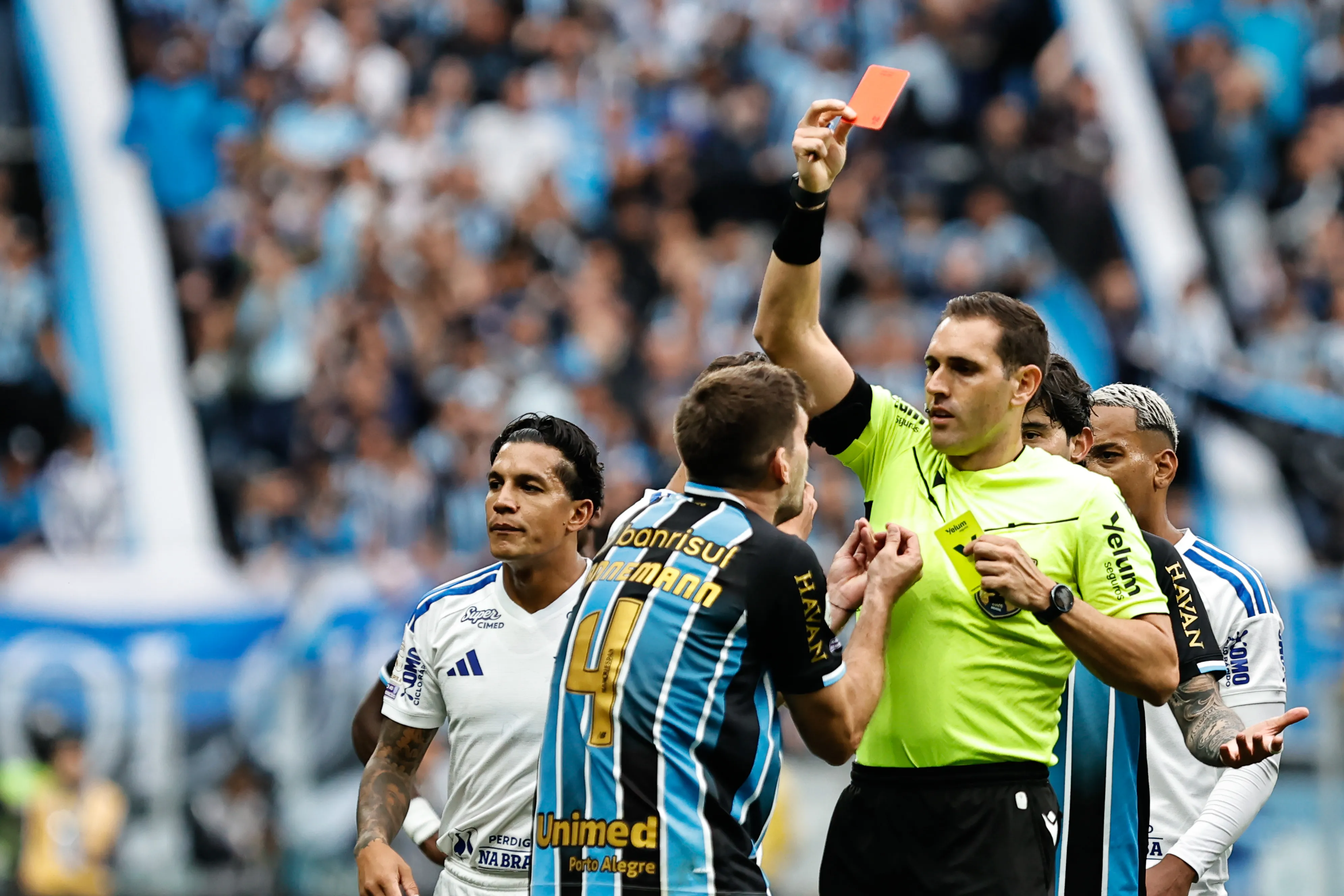 Kannemann é expulso por fazer gesto de roubo; veja — Grêmio x Cruzeiro