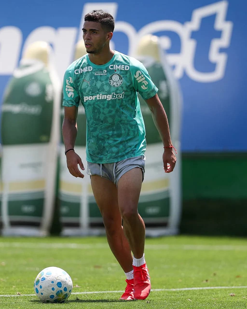 Vitor Roque segue em tratamento e é dúvida — Escalação do Palmeiras