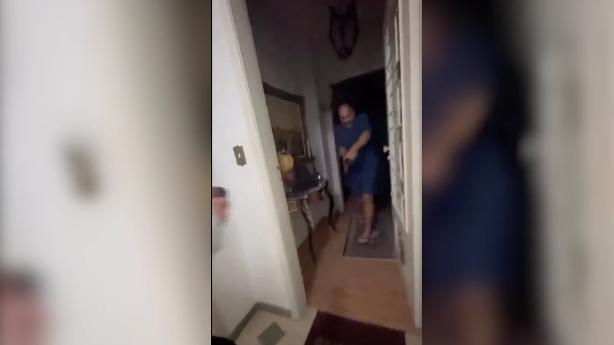 Entenda: PM da reserva ameaça mulheres com arma depois de tirar bandeira do PT